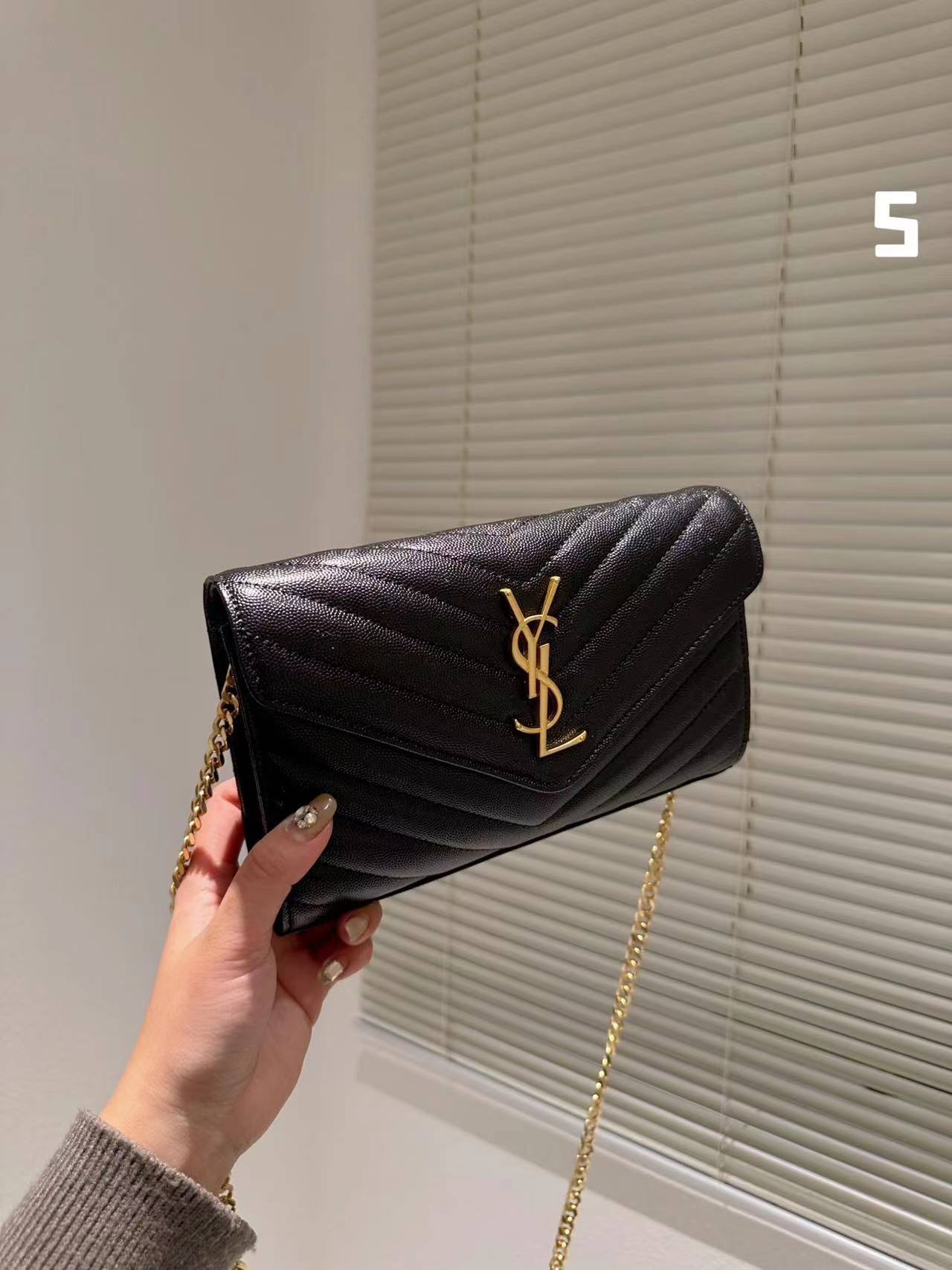 Luxury accessories A41