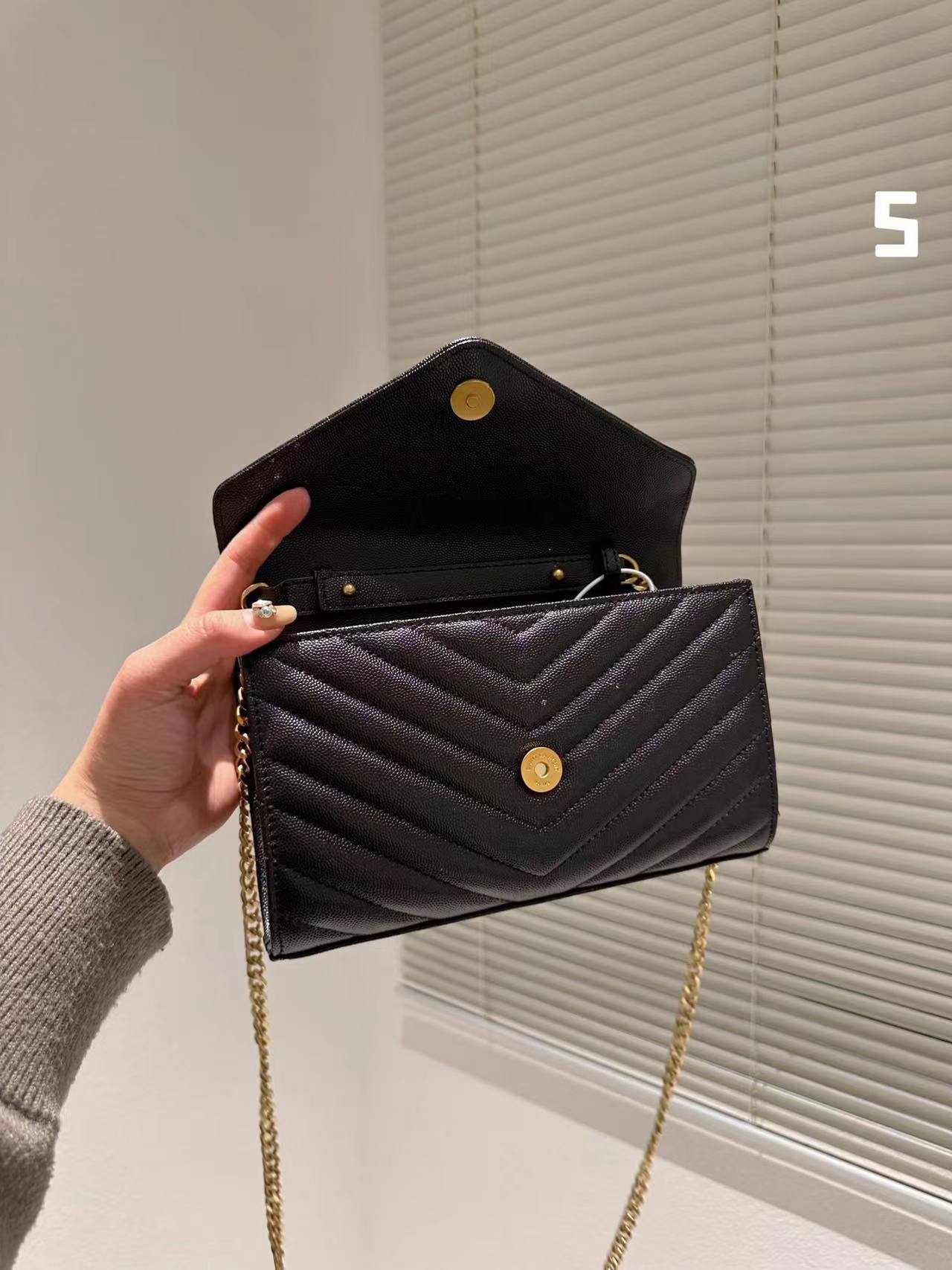 Luxury accessories A41