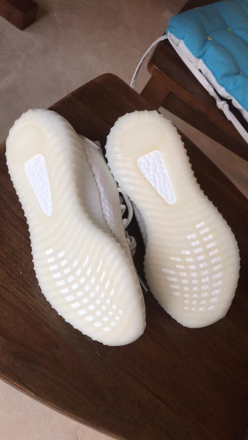 sneaker shoes  for women  and men  yeez01