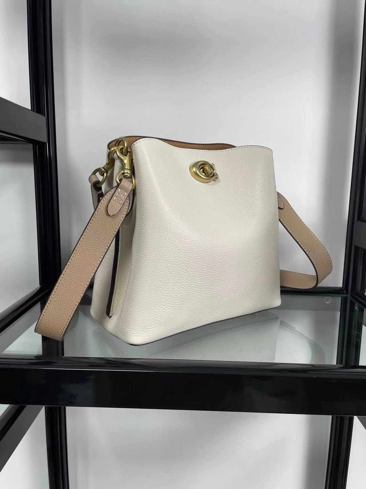 Luxury accessories women's handbag