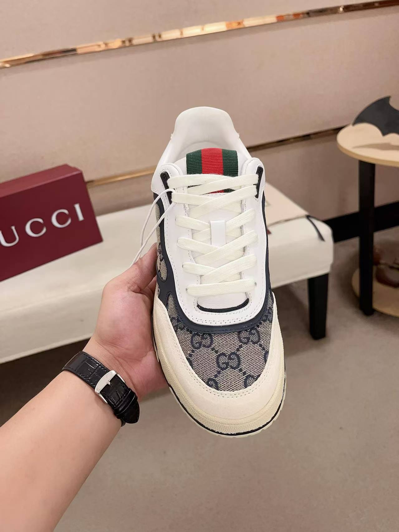 Luxury brand shoes Suitable for men and women