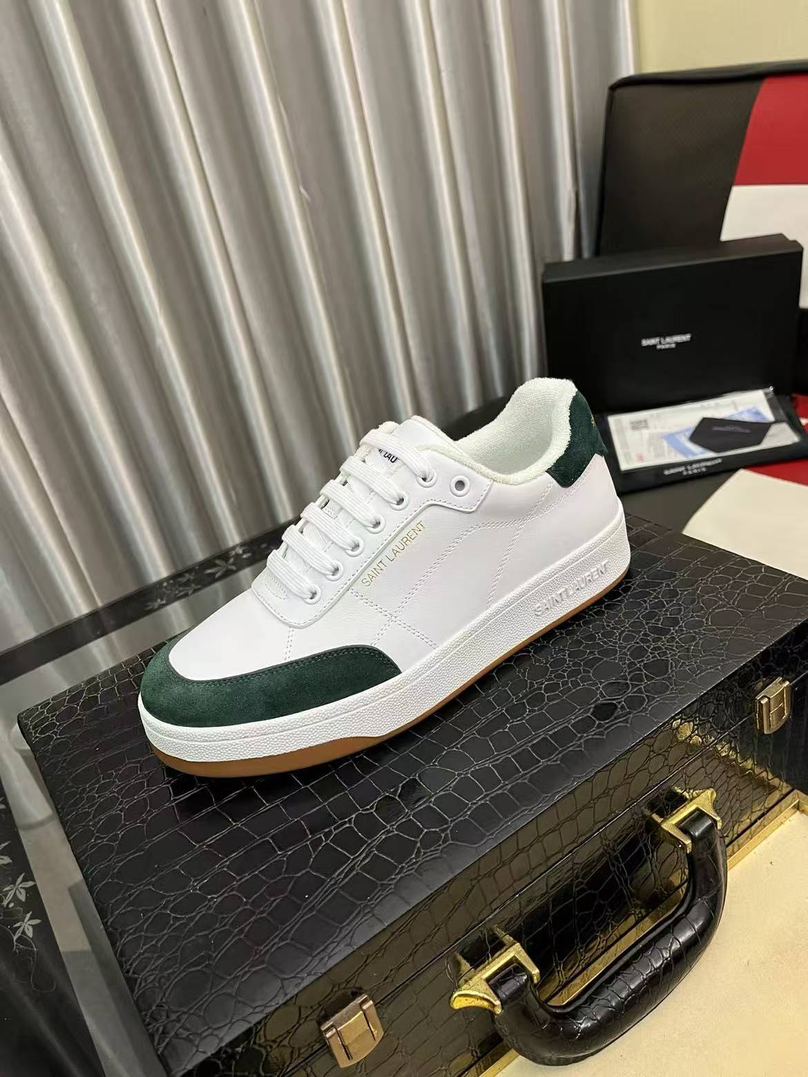 Customized high-end sneak shoes