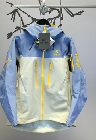 Warm down jackets and jackets in winter