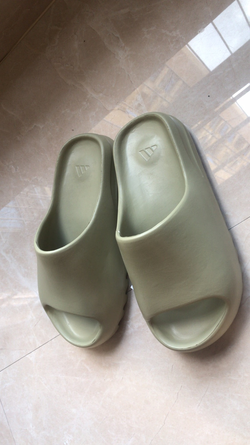 sneaker shoes  Slide