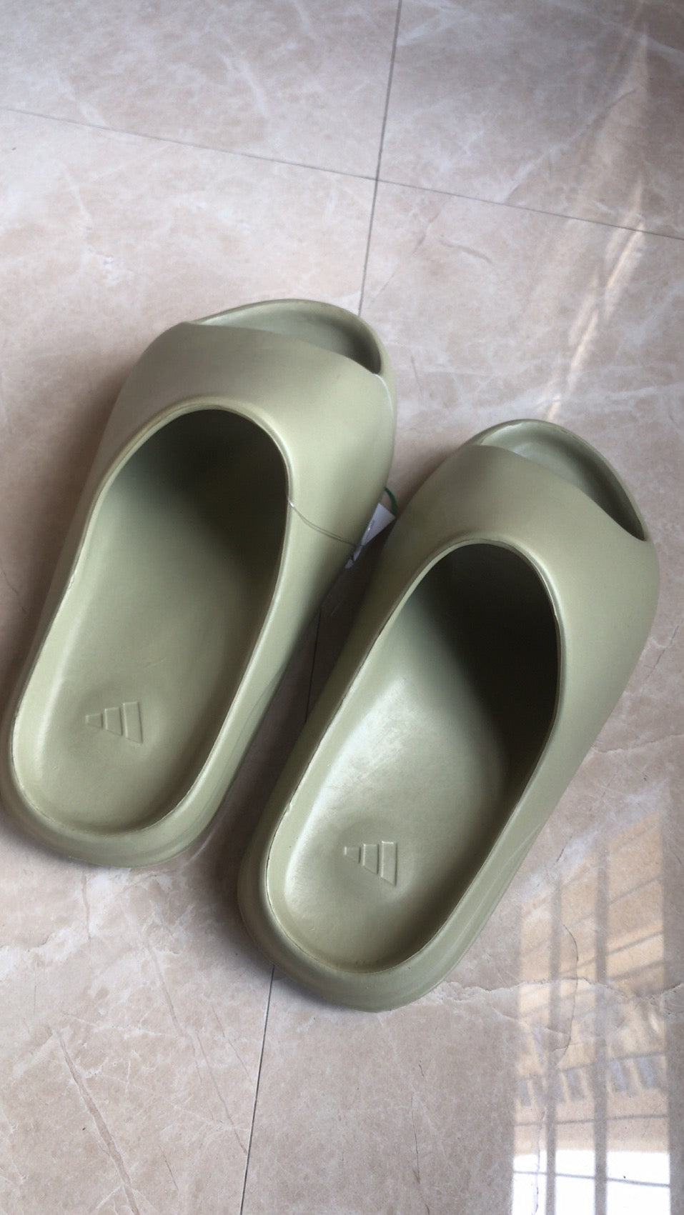 sneaker shoes  Slide