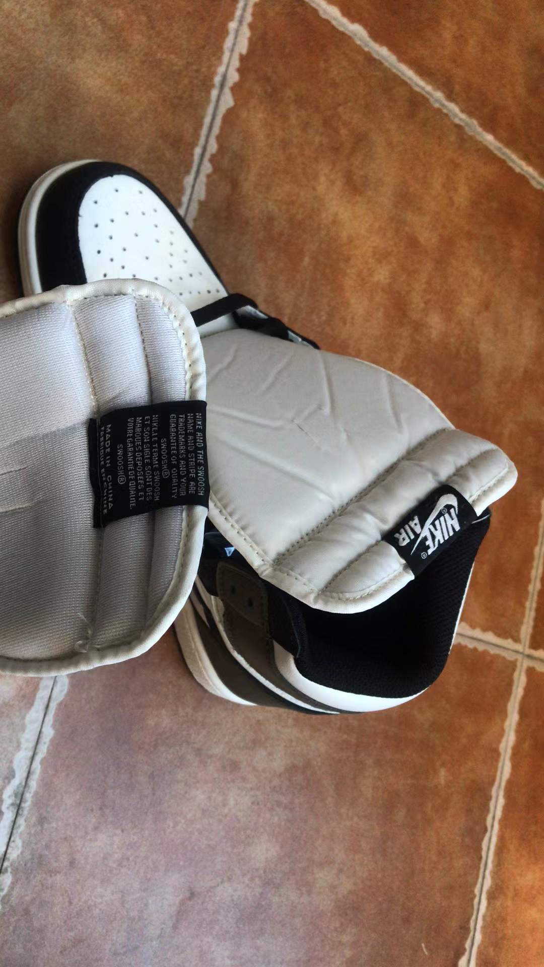 sneaker shoes  Retro 1 High OG Dark Mocha Brown 555088 -105